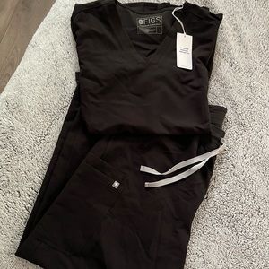 Black Figs Women’s Scrub Top & Pants Set